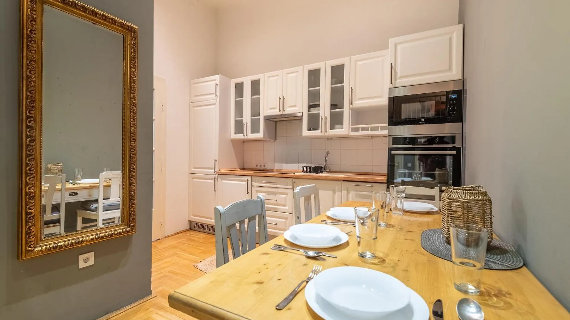 Chic Soho Apartment Near Opera Budapest